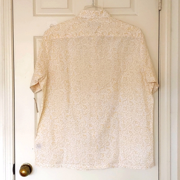 NWT. Men's Linen and Cotton Short Sleeve Button-Down Shirt w/floral patterns. - Picture 5 of 5